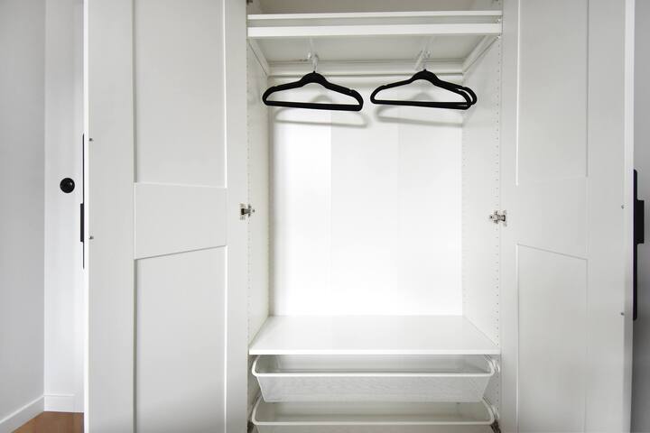 מיטה זוגית נוחה, מלתחה נפרדת, שידות ליד המיטה, מנורות.