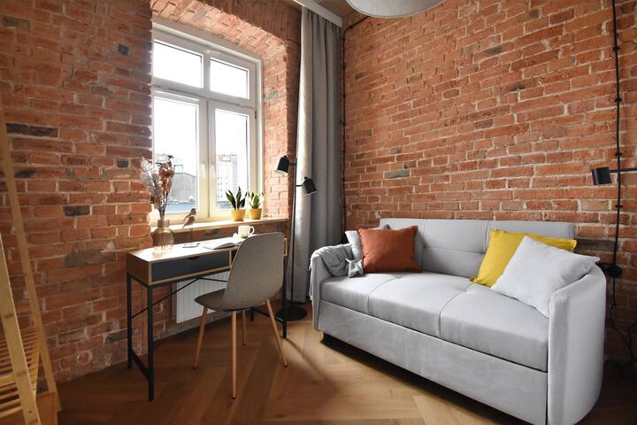 ספה נוחה, מנורה, פינת עבודה.