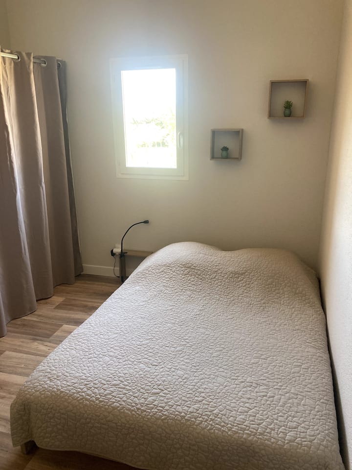 窗边有一张双人床，池塘景观！