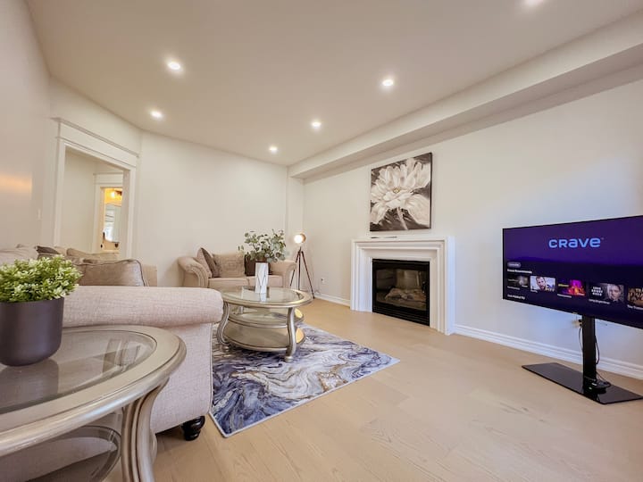 Deluxe Central 4br Home + Patio & Free Parking - Vaughan