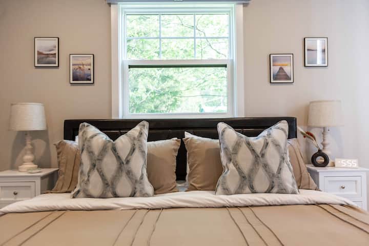 
غرفة نوم رئيسية، مع حمام داخلي ومساحة مكتب وخزانة كبيرة وسرير كاليفورنيا كينج.