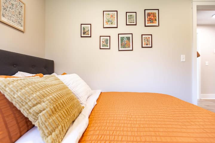 تحتوي غرفة النوم هذه على سريرين كاملين وخزانة ملابس وخزانة كبيرة.