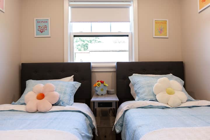 تحتوي غرفة النوم هذه على سريرين بحجم مزدوج وخزانة كبيرة.