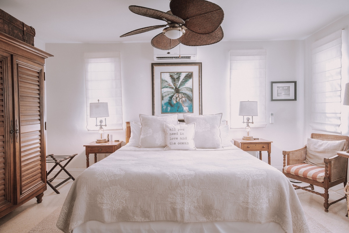 Slaap comfortabel en stijlvol in deze uitnodigende kingsize slaapkamer, met een luxe kingsize bed met hoogwaardig beddengoed, zachte kussens en een comfortabel matras voor een goede nachtrust. 