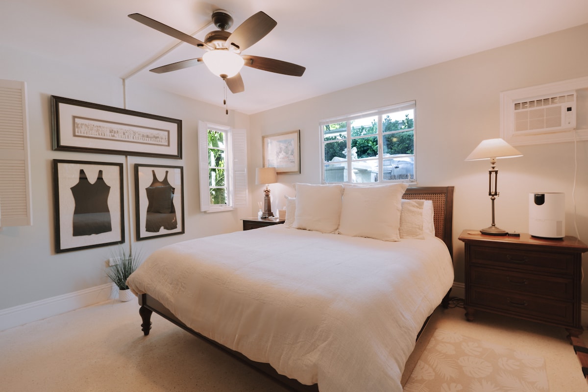 Ontspan in je eigen privé-oase met een kingsize bed met zacht beddengoed van hotelkwaliteit. De kamer is licht en luchtig met natuurlijk licht en smaakvol, rustgevend decor. 