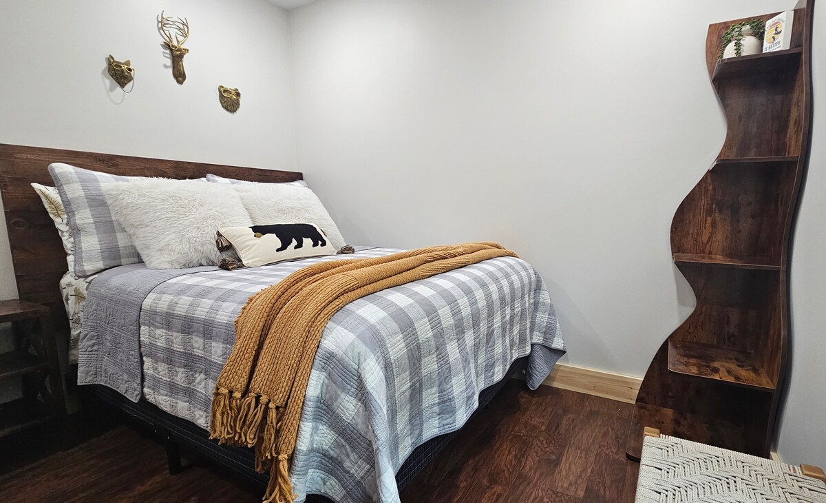 Táto izba je vhodná až pre štyroch ľudí a má veľkú posteľ deluxe a poschodovú posteľ.  K dispozícii je aj úložný priestor s rohovými policami.