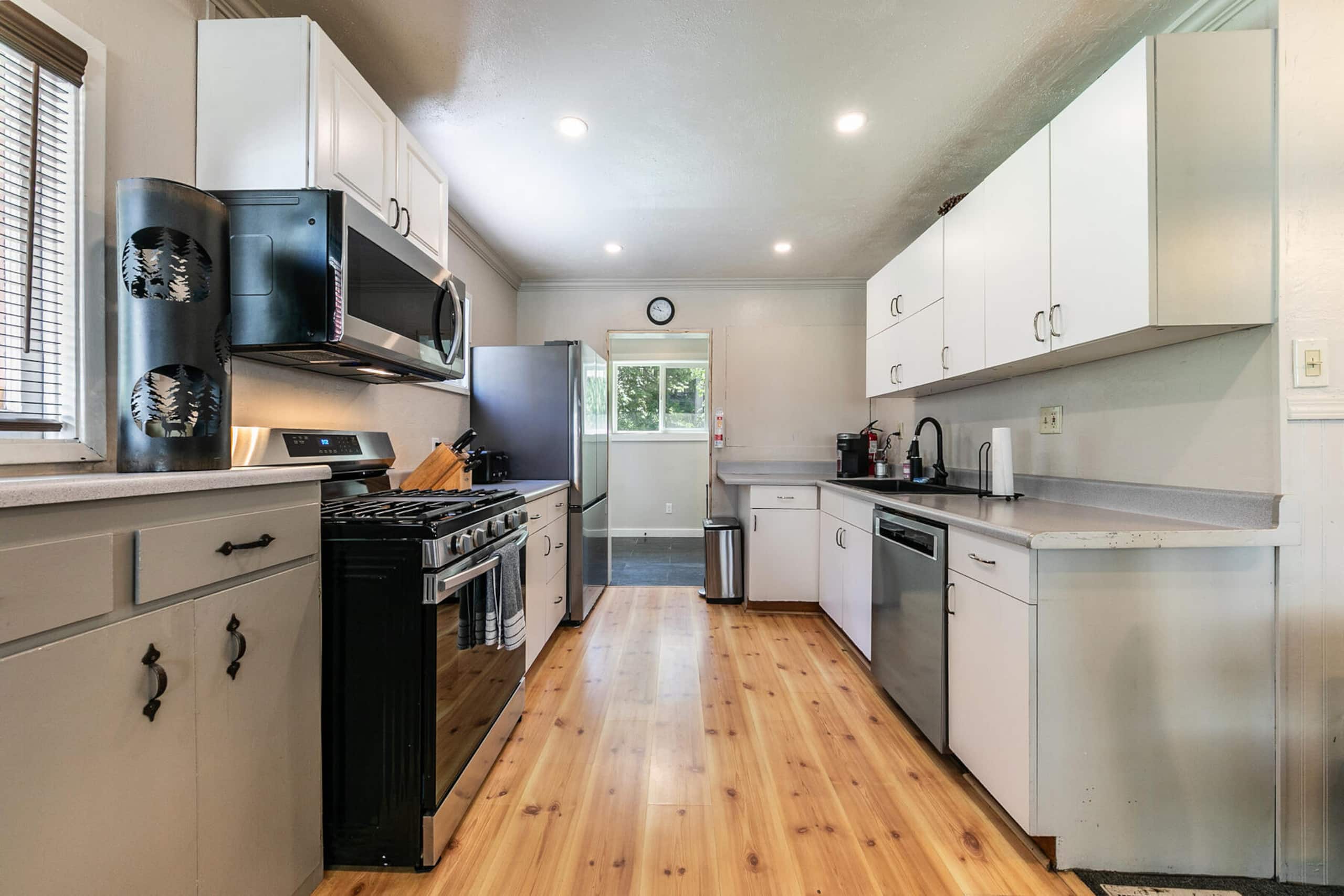 Cozy 5BR Cabin Steps from Donner Lake Beach - Main photo