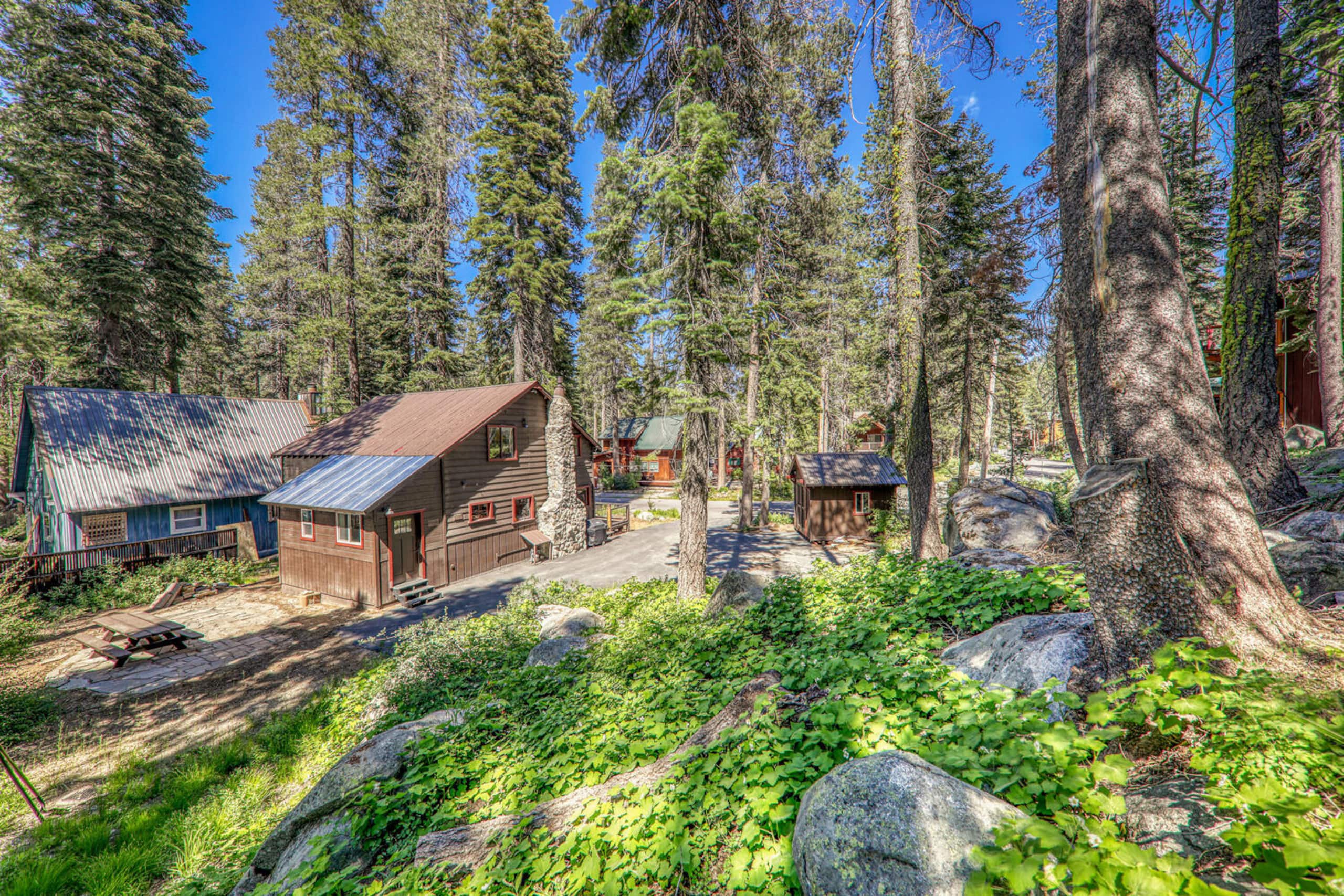 Cozy 5BR Cabin Steps from Donner Lake Beach - Photo 16