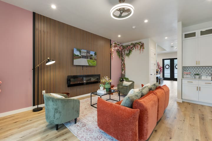 The Floral Home | 4BR Downtown Dallas w/ Hot Tub gallery image 3