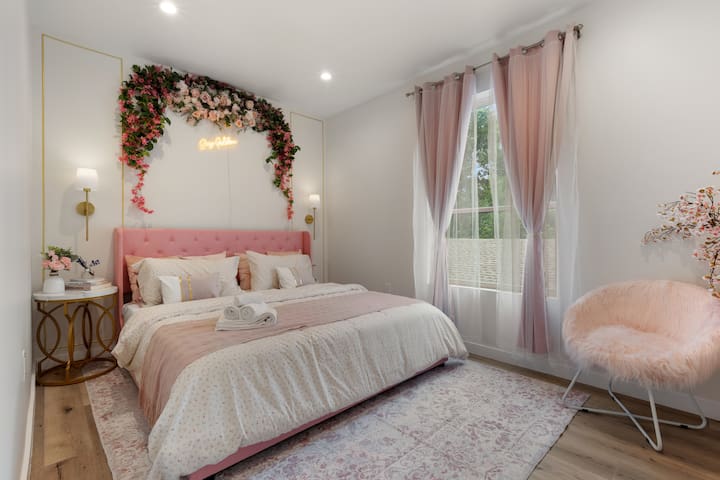 The Floral Home | 4BR Downtown Dallas w/ Hot Tub gallery image 2