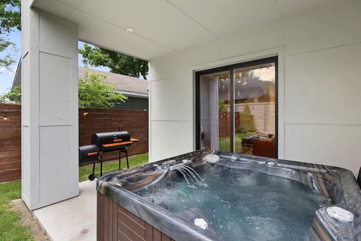 The Floral Home | 4BR Downtown Dallas w/ Hot Tub gallery image 4