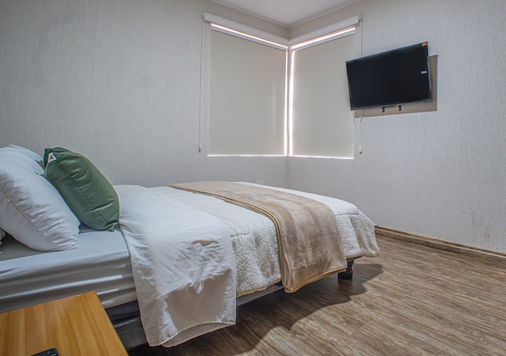 Аголни прозорци, телевизор и удобен кревет ве чекаат за мирен сон.