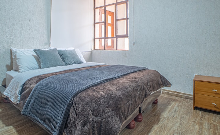 Околина со природна светлина и неутрална декорација. Удобен и ведар простор за одмор.