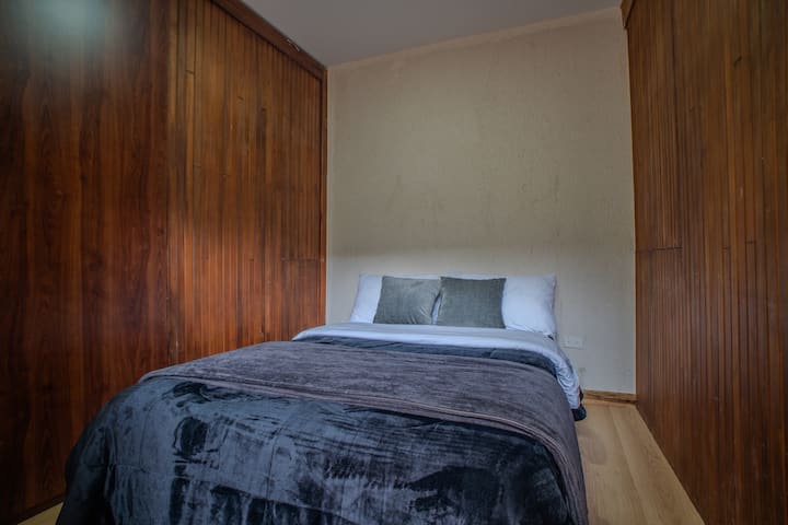 Удобно катче за исклучување од светот. Дупли кревет и дрвена гардероба за долги престои.