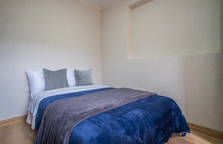 Елегантен декор со сини тонови, двоен кревет и природна светлина што го трансформира вашиот одмор.