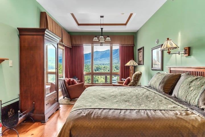 Vågn op til den fantastiske udsigt over Smoky Mountains fra denne kingsize-suite med varme trædetaljer og elegant udsmykning.