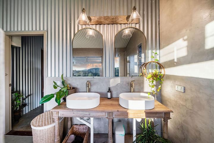 Linden Rose Barn | Short Walk to Waterfall + Views gallery image 3