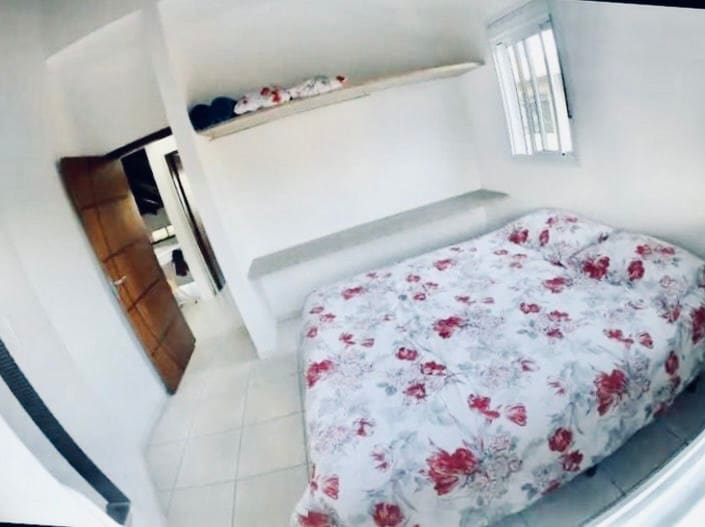 غرفة النوم 02 - الطابق الأول - سرير مزدوج - خزانة ملابس مفتوحة مع شماعة ومروحة سقف. 