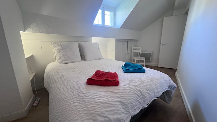Et blødt og pænt værelse med dobbeltseng, rent sengetøj og håndklæder til rådighed.

