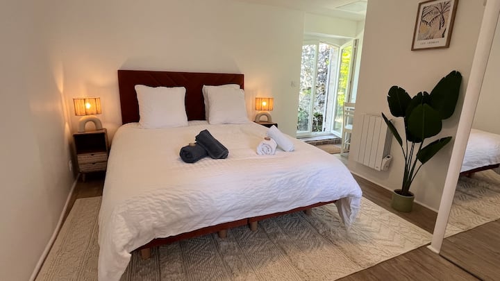 Master bedroom with queen size bed, bed  and towels provided - Discreet desk area to combine comfort and convenience.