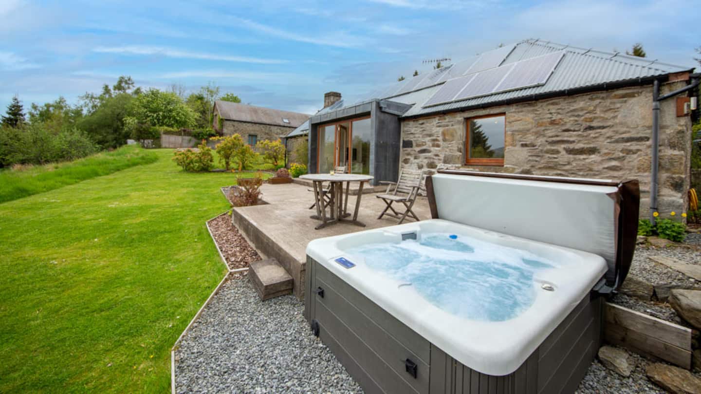 Sam's Cottage with views over Loch Tay and surrounding hills