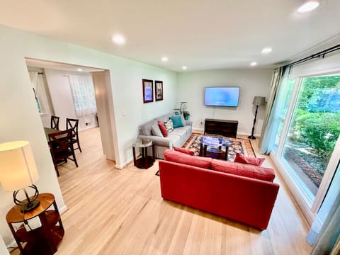 Oak House: Near DC, 4-Car Parking, 4-Bdr, 2-Living