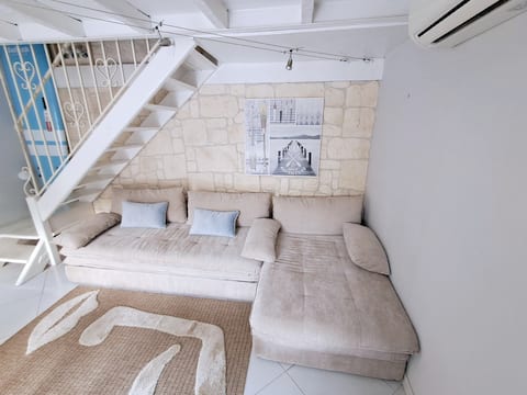 Popular Airbnb listing: Fisherman's house with jacuzzi 100 m from the sea in Fréjus