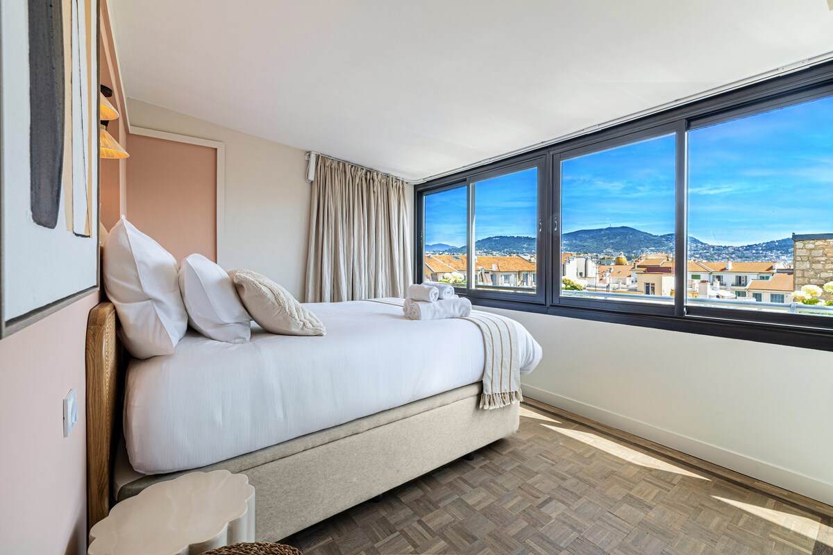 חדר שינה צמוד עם מיטה בגודל 160 ס"מ וחדר רחצה ושירותים צמוד עם נוף מדהים של 180 מעלות לעיר ולהרים.

הווילון החשמלי נפתח בלי להשאיר את המיטה בחדר האמבטיה. חוויה בלתי נשכחת להתעורר אליה.