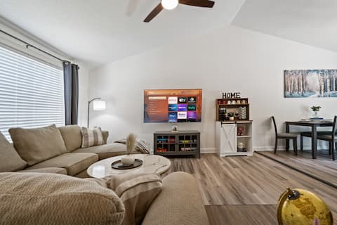 Modern Retreat | Stylish & Central | Game Room!