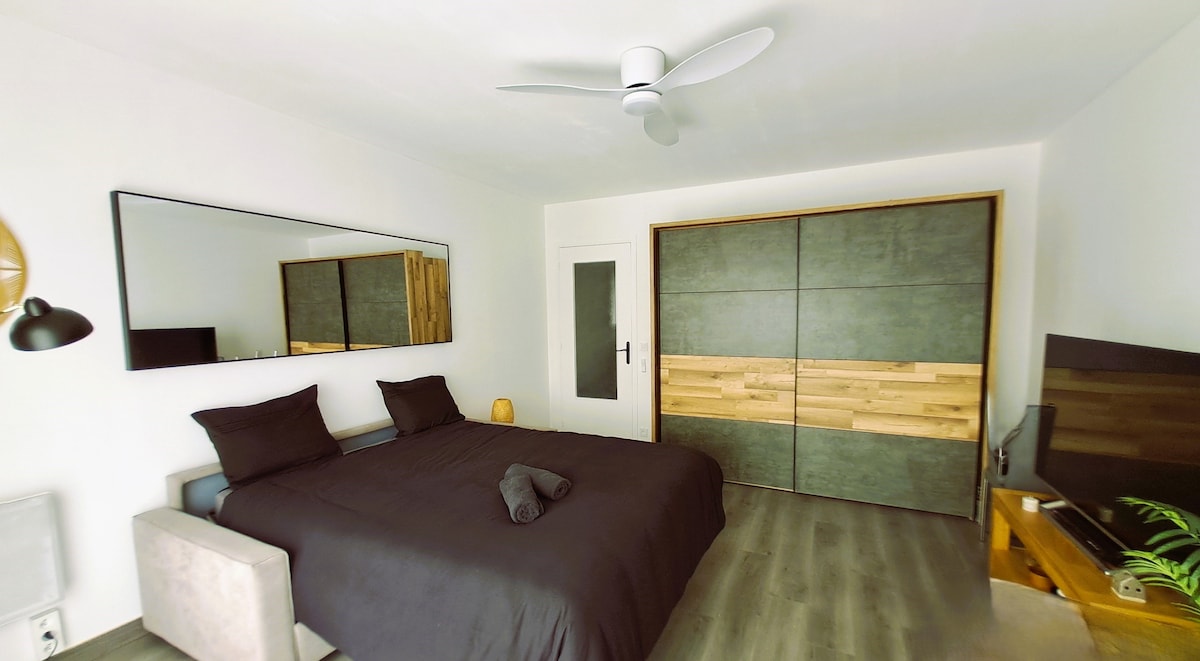 Una gran cama tamaño queen te espera, ofreciendo un confort óptimo y espacio para moverte libremente. Un gran armario está a su disposición para sus cosas , un ventilador de techo y aire acondicionado aseguran un ambiente fresco y agradable.