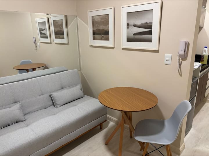 Sofá cama y mesa de comedor