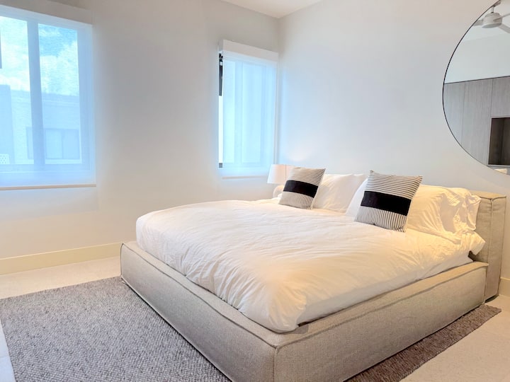 Lujosa cama tamaño king para una relajación tranquila.