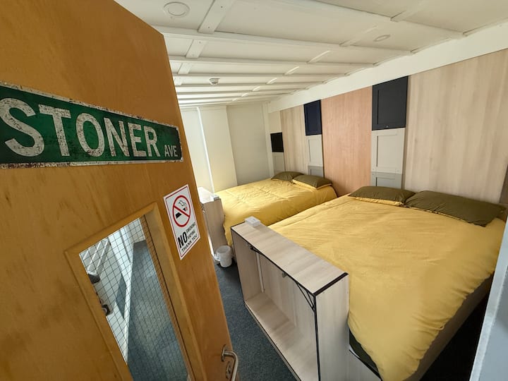 Dhomë gjumi e gjerë me dy krevate dopio "king" dhe dyshekë Silentnight, me pasqyra, ngrohës, hapësirë për veshje, priza dhe një dritare për rehati dhe komoditet.