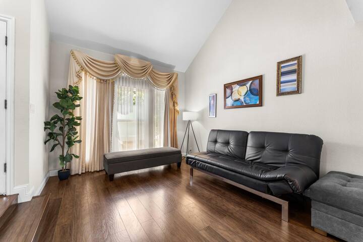 Large Modern Home in Evergreen gallery image 4