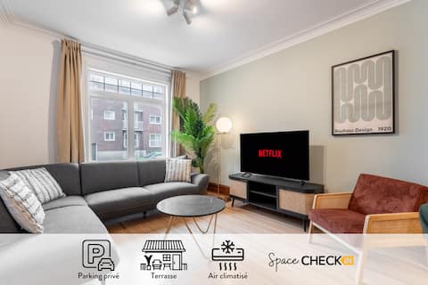 Popular Airbnb listing: The Amaryllis | Free Parking spot | AC | in Ahuntsic Cartierville