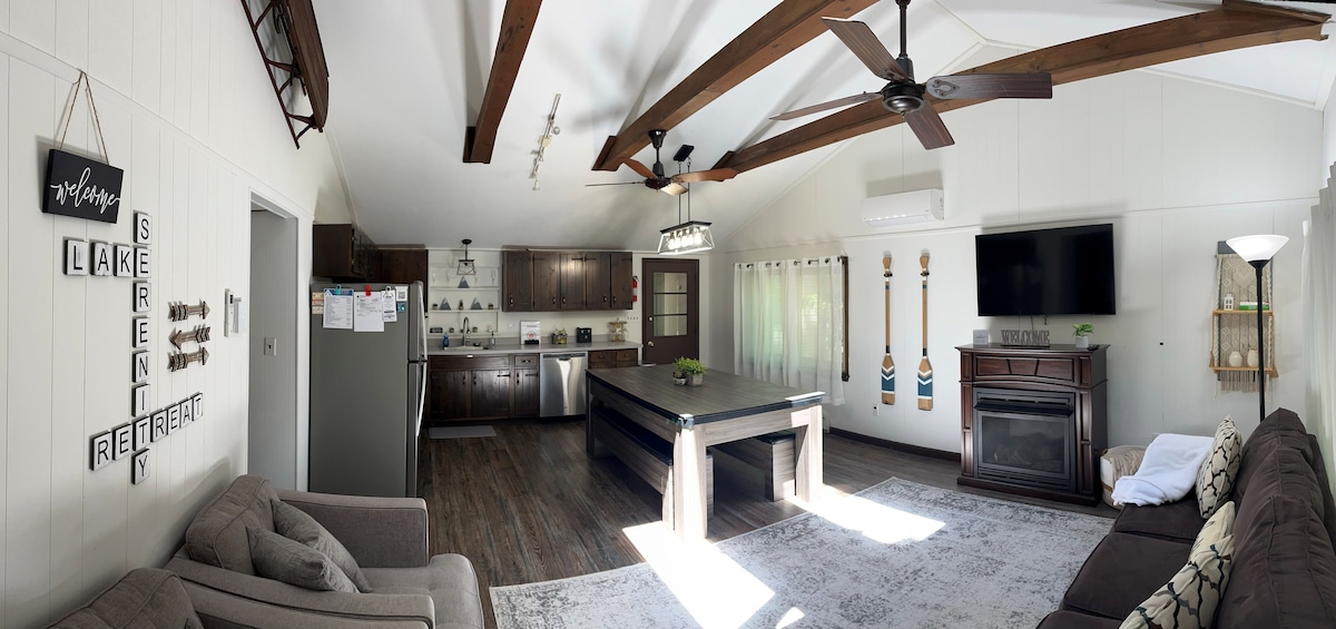 Уютна всекидневна с камина, прозорци на тавана и смарт телевизор.