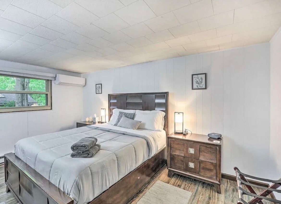 Приветлива спалня с плюшено двойно легло с чисто спално бельо, меки възглавници и уютни одеяла за спокоен сън. Съвпадащи нощни шкафчета, топли нощни лампи и станция за зареждане на телефон.
Климатик за целогодишен комфорт.