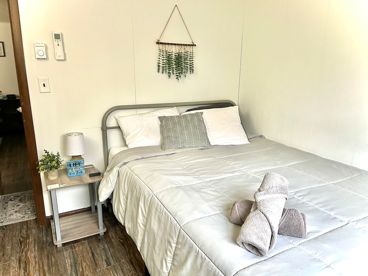 Легло Queen size с чисти чаршафи, удобни възглавници и 2 сгънати кърпи. Плюшени халати за приятно и практично място за спокоен сън.