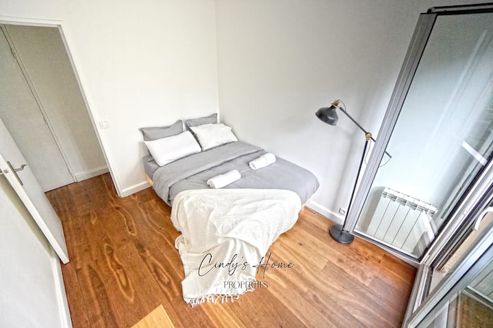 Chumba cha kulala kilicho na kitanda na dawati la watu wawili.
Mashuka na taulo zimejumuishwa.