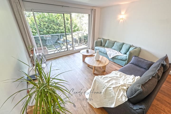 Sebule iliyo na kitanda cha sofa na televisheni mahiri.
Mashuka na taulo zimejumuishwa.