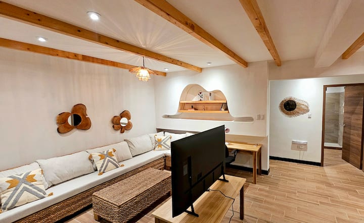 Salla është prej xunkthi dhe tulle të rritura në ferma. Pasqyrat e bëra nga artizanët e Tz 'utujiles. Tavolinë pune dhe raft librash në formën e Cerro de Oro ose ndoshta një boa që gëlltiti një elefant. Smart TV nëse preferon të shohësh imazhe në vend të yjeve.