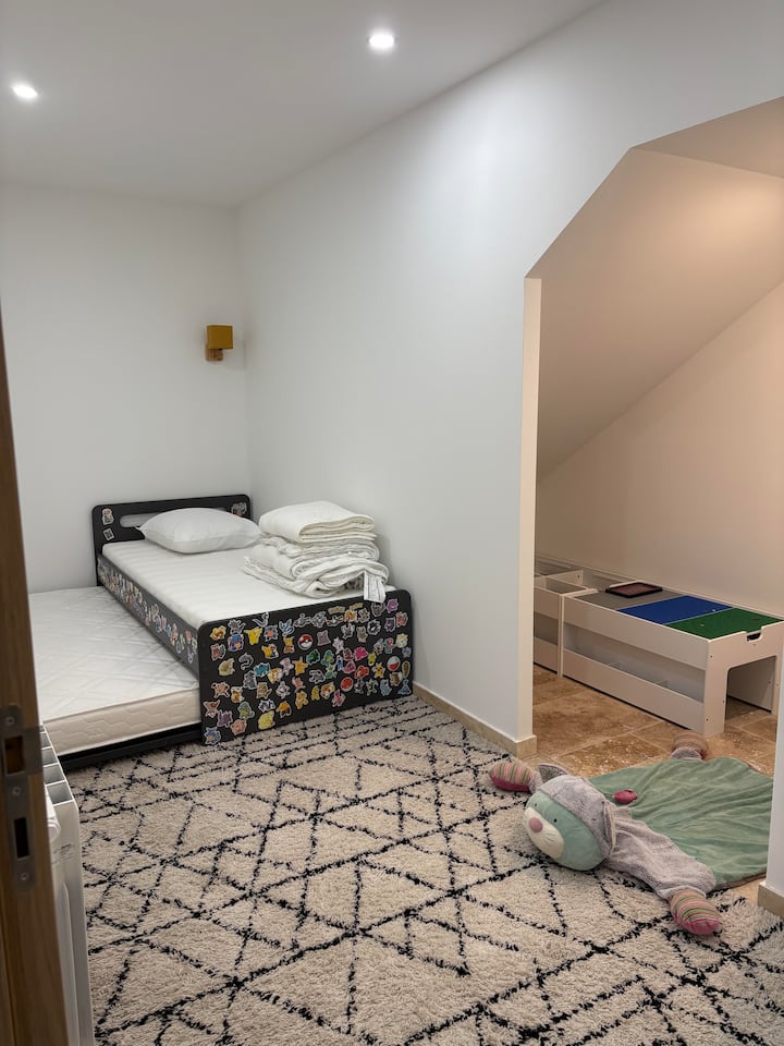 Cama individual para niños 120x180 + cama adicional con un colchón que se tira debajo de la cama