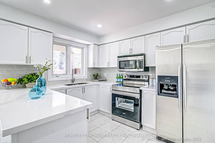 Bright Master Suite With Private Bathroom - Innisfil