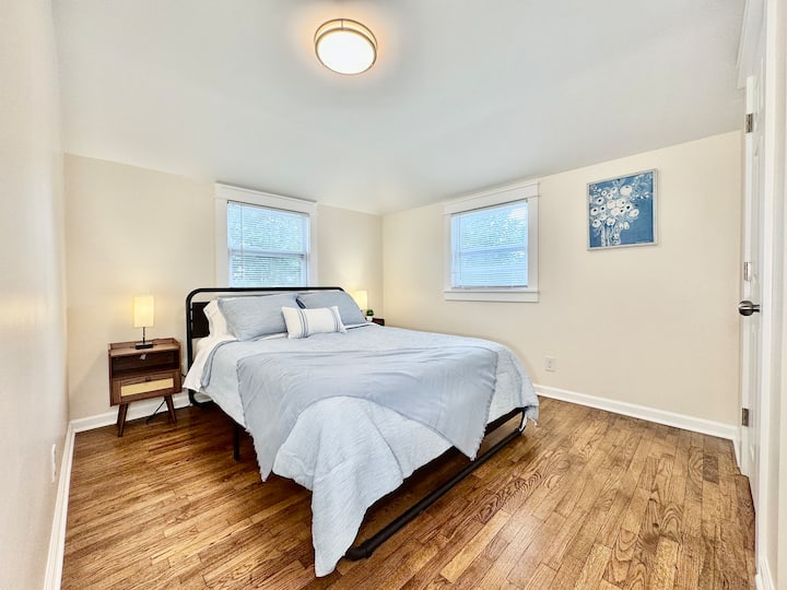 Ნათელი და მიმზიდველი სტუმრების საძინებელი დიდი ზომის საწოლით.