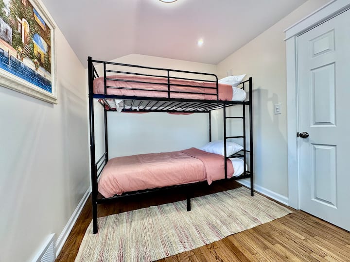 Მყუდრო ორსართულიანი ოთახი ორი ორადგილიანი საწოლით — სახალისო და კომფორტული სივრცე ბავშვებისთვის ან დამატებითი სტუმრებისთვის.