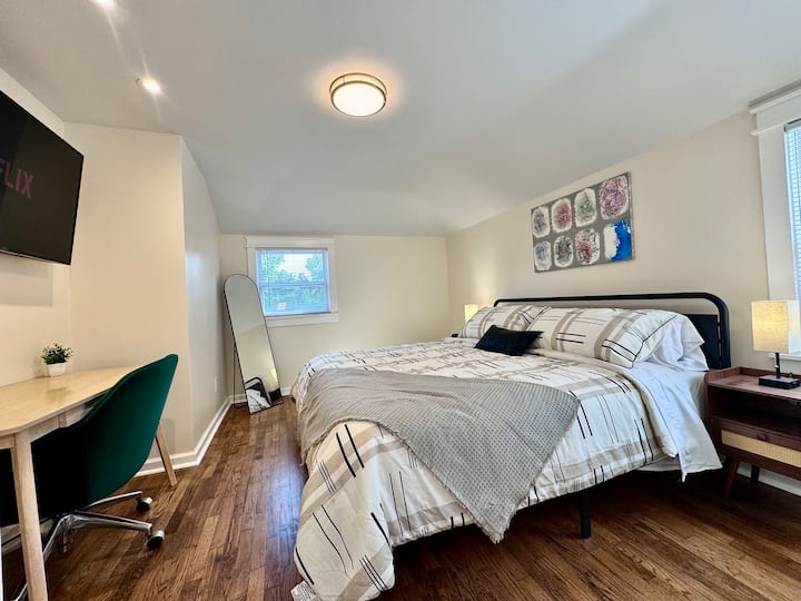 Ფართო ოთახი დიდი საწოლით სმარტ-ტელევიზორით, სამუშაო მაგიდით და სრულმეტრაჟიანი სარკით 