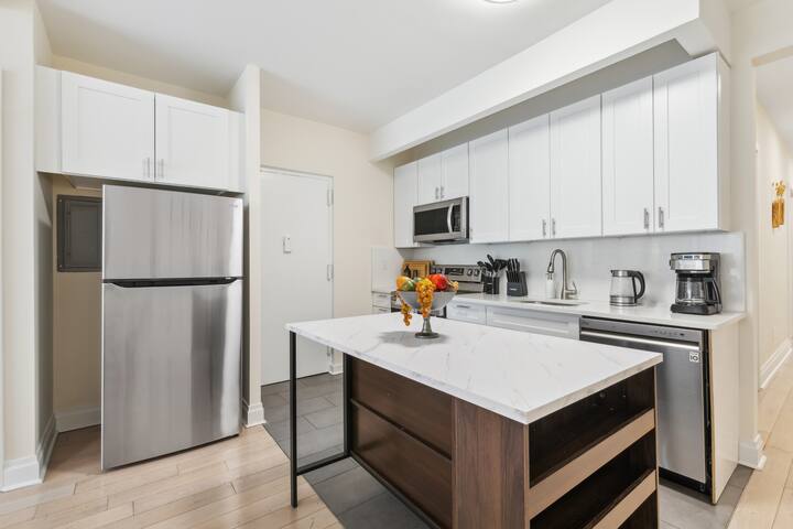 Newly Renovated! 3BR/2BA 1,500sf W/G Village gallery image 4