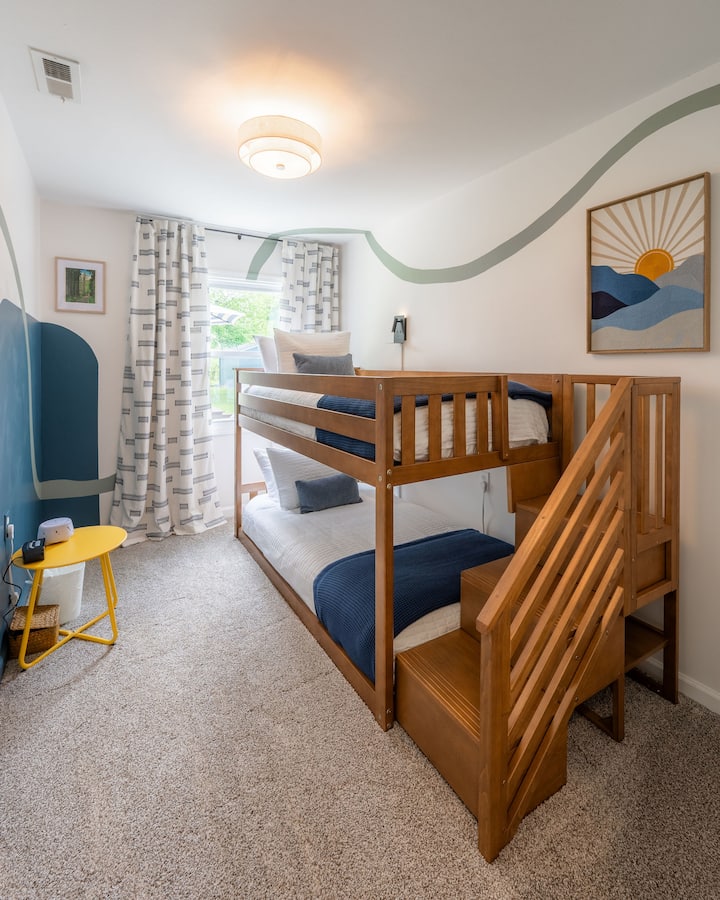 A los niños les encantan las literas bajas con su propia luz de lectura privada o luz nocturna