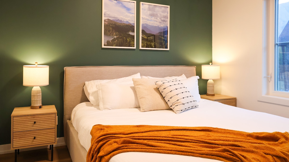 Chumba cha kulala cha msingi kina kitanda kizuri cha ukubwa wa kifalme.