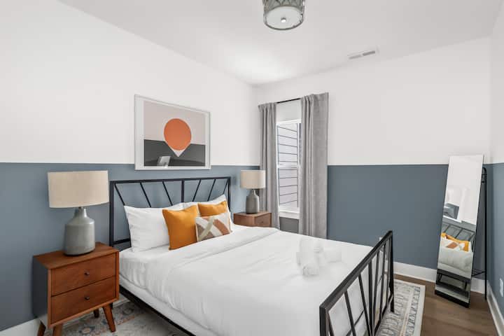 Bright Retreat: Manželská posteľ s elegantným dizajnom, živé umenie a pohodlná posteľná bielizeň čakajú na váš výlet do Nashville!